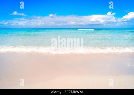 Sommerhintergrund. Meer Sand Sonne. Tropischer Strand mit Lichtwellen abstrakt. Kopieren Raum von Urlaub im Freien und Reise-Abenteuer-Konzept. Stockfoto