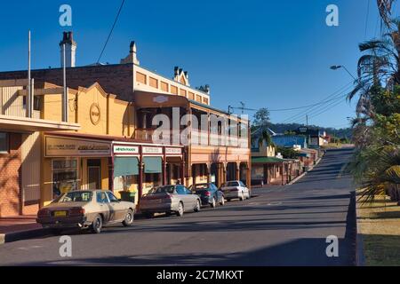 Typische Architektur des frühen 20. Jahrhunderts von überdachten Gehwegen, Bögen und schmiedeeisernen Balkonen in der ländlichen Stadt Bowraville, Mitte NSW., Australien Stockfoto