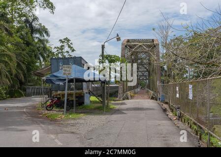 Alte Bahn und Grenze Brücke über den Sixaola Fluss zwischen Costa Rica und Panama Stockfoto