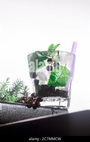 beerencocktail, Minze, Eis in einem rox Glas am Rand einer Theke mit weißem Hintergrund. Bot-Ansicht, Nahaufnahme, vertikale Ausrichtung Stockfoto