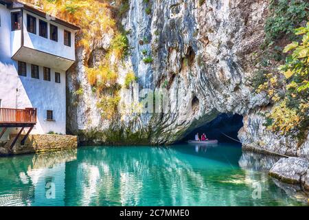 Derwisch Kloster oder tekke an der Buna Quelle in der Stadt Blagaj. Lage: Blagaj, Mostar-Becken, Kanton Herzegowina-Neretva, Bosnien und Herz Stockfoto