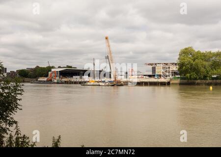 Thames Tideway Tunnel Super Sewar arbeitet zusammen mit dem Riverside Stand von Craven Cottage, dem Heimstadion des Fulham Football Club Stockfoto