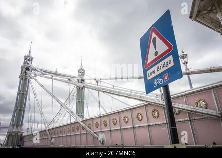 Ein Low Bridge Schild auf der Albert Bridge über die Themse, Chelsea, London, England, Großbritannien Stockfoto