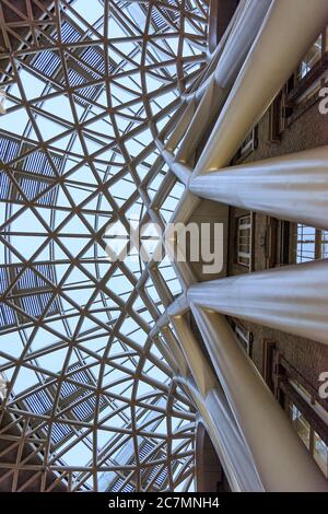 London, UK - Jan 2020: Die zeitgenössische Gitterdecke der King's Cross Bahnhofskongresse, entworfen von John McAslan und Partnern. King’s Cros Stockfoto