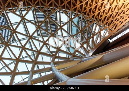 London, UK - Jan 2020: Die zeitgenössische Gitterdecke der King's Cross Bahnhofskongresse, entworfen von John McAslan und Partnern. King’s Cros Stockfoto