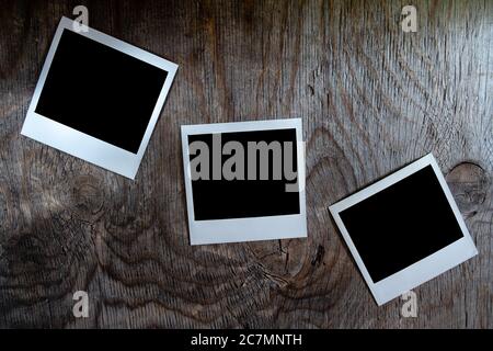 Draufsicht auf drei Integralfolien auf einem Holztisch Stockfoto