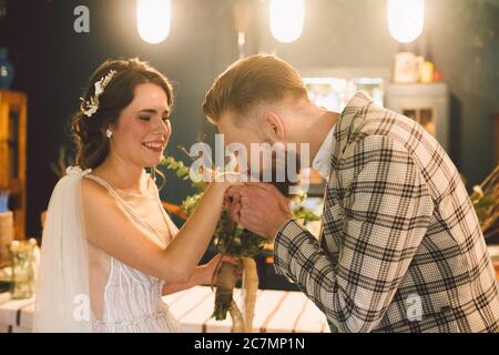 Das erste Treffen der Brautpaare in den Räumen. Erster Blick der Braut und des Bräutigams am Morgen. Liebe und Glück Urlaub Hochzeit Thema. Braut und Stockfoto