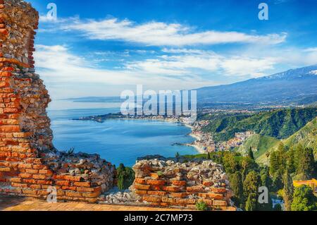 Aquamarinblau blaues Wasser des Meeres in der Nähe von Taormina Resorts und Vulkan Ätna Berg. Giardini-Naxos Bucht, Ionische Küste, Taormina, Sizilien, Italien. Stockfoto