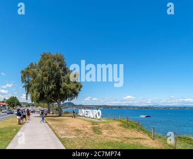 Fußweg am Seeufer in Taupo, Lake Taupo, Neuseeland Stockfoto