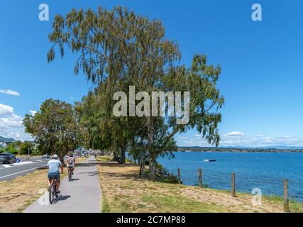 Radfahrer auf einem Seeweg in Taupo, Lake Taupo, Neuseeland Stockfoto