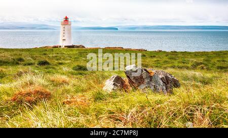 Atemberaubende Aussicht auf Skarsviti Leuchtturm in Vatnsnes Halbinsel an einem klaren Tag in Nordisland. Lage: Hvammstangi, Vatnsnes Halbinsel, Island, Europ Stockfoto