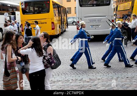 Högvakten auf dem Stockholmer Schloss.die Kaisergarde (schwedisch: Högvakten) ist der König der schwedischen Kavallerie und Infanteriewachen der schwedischen Streitkräfte, die mit dem Schutz der schwedischen Königsfamilie beauftragt sind. Die Kaisergarde ist normalerweise in zwei Teile geteilt, die Hauptgarde im Stockholmer Palast stationiert. Foto Jeppe Gustafsson Stockfoto