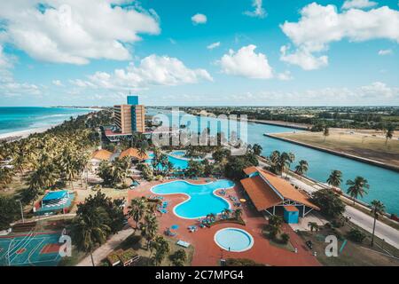 Kuba, die Touristenstadt Varadero. Draufsicht. Panoramablick auf den 20 km langen Strand der Ferienort Varadero. Stockfoto