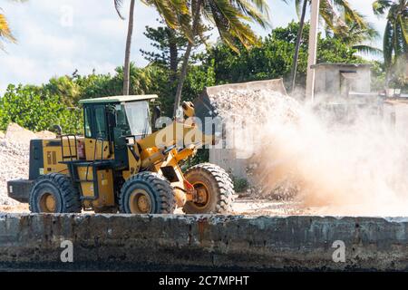 Arbeit des Grader auf der Baustelle eines Gebäudes. Radlader Bagger Entladen Sand mit Stein bewegenden Arbeiten auf der Baustelle Stockfoto