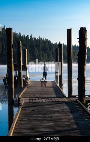 Schwimmende Bootsanlegestelle mit Fischer auf Chatcolet See, ID Stockfoto