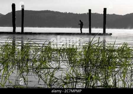 Dock mit Fischer auf Chatcolet Lake, ID Stockfoto