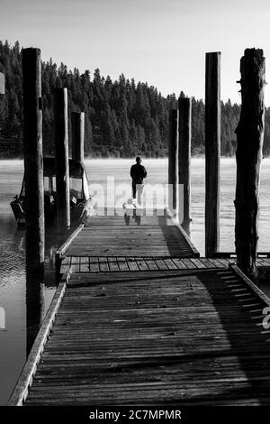 Schwimmende Bootsanlegestelle mit Fischer auf Chatcolet See, ID Stockfoto