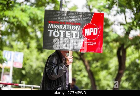 München, Bayern, Deutschland. Juli 2020. 'Migration tötet' auf Schildern der Neonazis NPD in München. Nach einer Pause, die zum Teil auf die Coronavirus-Krise und politische Verluste von Mitgliedern und Mitarbeitern wie Karl Richter zurückzuführen war, tauchten sechs von der neonazi NPD-Partei am Münchener Rotkreuzplatz mit bis zu 100 Gegendemonstranten gegen sie auf. Die Partei brachte während der Demonstration ihren Slogan "Migration Toetet" zurück und hat im August mehr versprochen. Unter anderem hatte die kleine Gruppe Verbindungen zu Mitgliedern der Terror Gruppe S. (Credit IMA Stockfoto