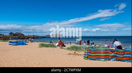 Menschen am Strand im Sommer Sonnenschein, Milsey Bay, North Berwick, East Lothian, Schottland, Großbritannien Stockfoto