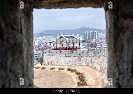 Nordwestlicher Pavillon vom West Gun Tower, Hwaseong Fortress, Suwon, Gyeonggi Provinz, Südkorea Stockfoto