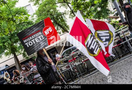 München, Bayern, Deutschland. Juli 2020. 'Migration tötet' auf Schildern der Neonazis NPD in München. Nach einer Pause, die zum Teil auf die Coronavirus-Krise und politische Verluste von Mitgliedern und Mitarbeitern wie Karl Richter zurückzuführen war, tauchten sechs von der neonazi NPD-Partei am Münchener Rotkreuzplatz mit bis zu 100 Gegendemonstranten gegen sie auf. Die Partei brachte während der Demonstration ihren Slogan "Migration Toetet" zurück und hat im August mehr versprochen. Unter anderem hatte die kleine Gruppe Verbindungen zu Mitgliedern der Terror Gruppe S. (Credit IMA Stockfoto