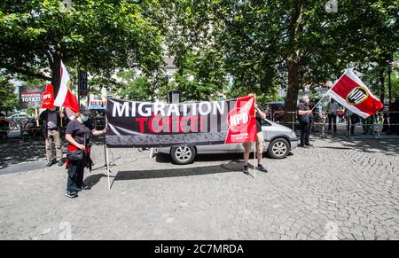 München, Bayern, Deutschland. Juli 2020. 'Migration tötet' auf Schildern der Neonazis NPD in München. Nach einer Pause, die zum Teil auf die Coronavirus-Krise und politische Verluste von Mitgliedern und Mitarbeitern wie Karl Richter zurückzuführen war, tauchten sechs von der neonazi NPD-Partei am Münchener Rotkreuzplatz mit bis zu 100 Gegendemonstranten gegen sie auf. Die Partei brachte während der Demonstration ihren Slogan "Migration Toetet" zurück und hat im August mehr versprochen. Unter anderem hatte die kleine Gruppe Verbindungen zu Mitgliedern der Terror Gruppe S. (Credit IMA Stockfoto