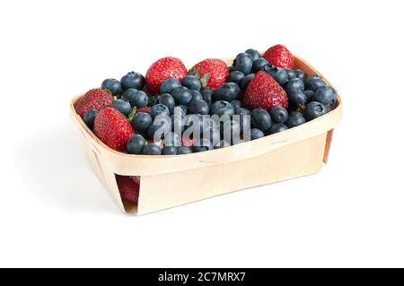 Wilde Erdbeeren und Heidelbeeren in Holzkiste isoliert auf weißem Hintergrund. Stockfoto