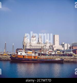 Liverpool. Dies ist Liverpool Docks mit Blick auf die Royal Liver Gebäude mit Zifferblatt und Lüftungsturm vom River Mersey Tunnel Stockfoto