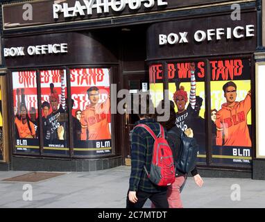 Edinburgh Playhouse, Greenside Place, Schottland, Großbritannien. 18. Juli 2020. Das derzeit geschlossene Theater ist der neueste Ort, an dem Kunstwerke auf dem Black Lives Matter Mural Trail zu sehen sind. Es hat Kunstwerke enthüllt, die der 18-jährige Tony Kalisa geschaffen hat. Das farbenfrohe neue Wandgemälde unterstützt die BLM-Bewegung. Geboren in Uganda, lebt aber in Edinburgh für die letzten vier Jahre Tony ist ein Autodidakt Grafik-Künstler. Die ersten Arbeiten am Trail in Edinburgh begannen am 15 2020. Juni und mehrere Veranstaltungsorte sind beteiligt. Stockfoto