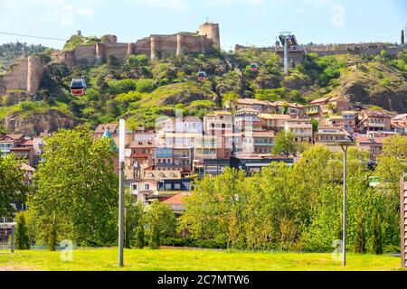 Narikala, traditionelle georgische Häuser und Seilbahn-Seilbahn in der Altstadt von Tiflis, Republik Georgien Stockfoto