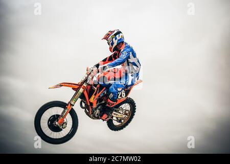 San Miguel, Spanien, 21. Mai 2017: Unbekannter Motocross-Fahrer springt mit seinem Motorrad während der regionalen Motocross Teneriffa Meisterschaft. Stockfoto