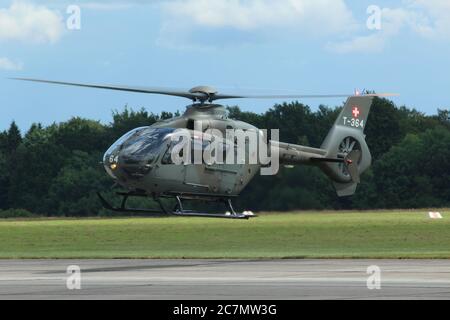 Schweizer Luftwaffe Hubschrauber EC635 bei einem Besuch auf dem Nord-deutschen Flughafen Kiel Stockfoto