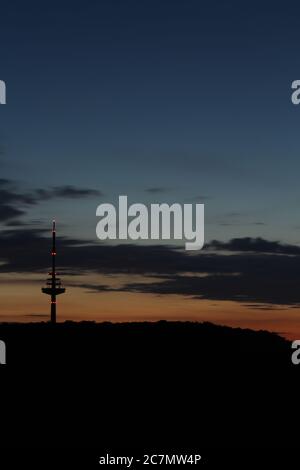 Kieler Sendeturm nach Mitternacht von Süden in klarer Sommernacht gesehen Stockfoto