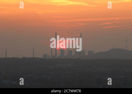 Kohlekraftwerk Scholven, Gelsenkirchen, NRW, Deutschland, von der Halde Hoheward, Herten aus gesehen, bei Sonnenuntergang im Ruhrgebiet Stockfoto