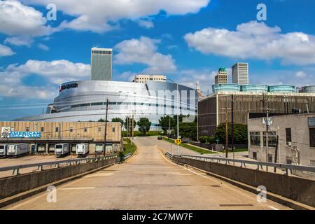 2019 05 25 Tulsa USA Downtown und das einzigartige BOK Center von der Überführung nach Westen Stockfoto