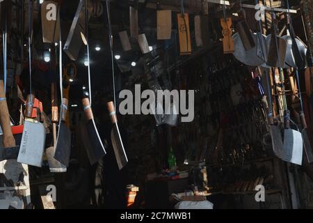 Pakistanische Schmiede schärfen Fleischspalter verschiedene Werkzeuge und Messer, um Tiere in ihrem Metallgeschäft vor dem muslimischen Fest von Eid al-Adha in Lahore, Pakistan, am 7. Juli 2020 zu opfern. Muslime auf der ganzen Welt feiern "Eid ul-Adha", auch bekannt als das Opferfest (Qurbani), um den islamischen Monat Zil Hijjah zu feiern. Schlachtung von Schafen, Ziegen, Kühen und Kamelen zum Gedenken an die Bereitschaft des Propheten Abraham, seinen Sohn Ismail auf Gottes Befehl zu opfern. (Foto von Rana Sajid Hussain/Pacific Press/Sipa USA) Stockfoto