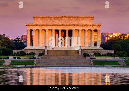 Am frühen Morgen erleuchtet die Sonne das Lincoln Memorial. Stockfoto