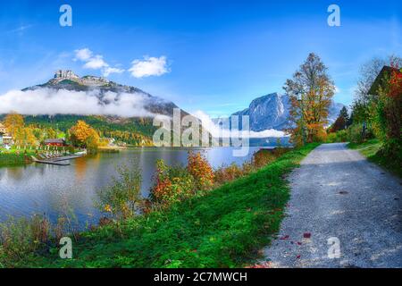 Malerische Herbstszene des Altausseer Sees. Sonniger Blick auf Altaussee Dorf. Lage: Resort Altausseer See, Liezen Bezirk Steiermark, Stockfoto