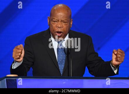 Washington, Usa. Juli 2020. Der Kongressabgeordnete John Lewis von Georgia starb im Alter von 80 Jahren am 17. Juli 2020. Lewis, ein Bürgerrechtführer, der in den 1960er Jahren Gewaltlosigkeit predigte, wurde im Dezember 2019 mit Bauchspeicheldrüsenkrebs diagnostiziert. Er wird am 26. Juli 2016 auf der Democratic National Convention in Philadelphia, Pennsylvania, gezeigt. Datei Foto von Pat Benic/UPI Kredit: UPI/Alamy Live News Stockfoto