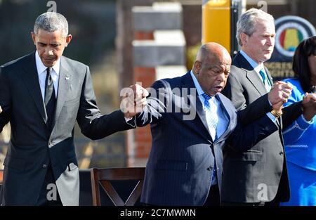 Washington, Usa. Juli 2020. Der Kongressabgeordnete John Lewis von Georgia starb im Alter von 80 Jahren am 17. Juli 2020. Lewis, ein Bürgerrechtführer, der in den 1960er Jahren Gewaltlosigkeit predigte, wurde im Dezember 2019 mit Bauchspeicheldrüsenkrebs diagnostiziert. Er wird mit dem ehemaligen Präsidenten Barack Obama (L) und dem ehemaligen Präsidenten George W. Bush während des 50. Jahrestays des Marsches auf Selma am 4. Oktober 2017 gezeigt. Lewis wurde bei der Gewalt vor 50 Jahren verletzt. Datei Foto von David Tulis/UPI Kredit: UPI/Alamy Live News Stockfoto