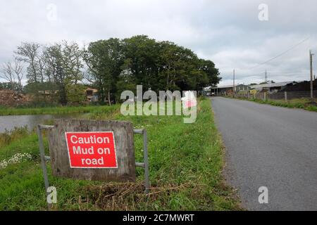 Juli 2020 - Warnschilder vor den Peat-Werken bei Burtle in Somerset, Großbritannien. Stockfoto