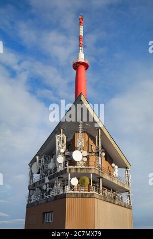 Sender / Kommunikationsturm auf dem Gipfel des Lysa Hora Berges, Tschechien / Tschechien. Hohes, eckiges Gebäude mit Antennen und Satelliten. Gla Stockfoto