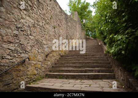 Eine alte Steintreppe führt zu den Sehenswürdigkeiten. Stockfoto