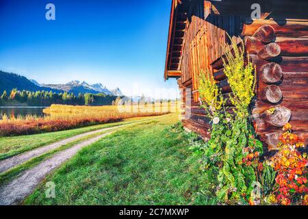 Traumhafte Aussicht auf das Alpental mit Holzhütten beim Wagenbruchsee (Geroldsee) mit Zugspitze im Hintergrund. Lage: Geroldsee Stockfoto