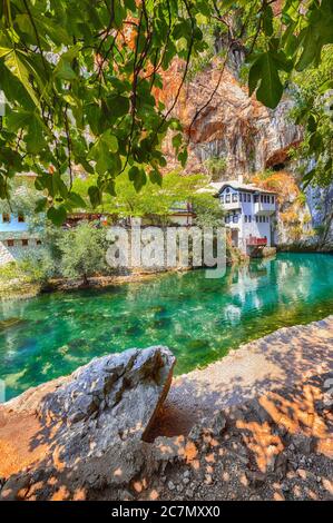 Derwisch Kloster oder tekke an der Buna Quelle in der Stadt Blagaj. Lage: Blagaj, Mostar-Becken, Kanton Herzegowina-Neretva, Bosnien und Herz Stockfoto