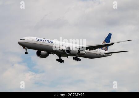 Boeing 777-300 N2341U in den Farben von United Airlines in der Landekonfiguration auf dem Anflug auf den Frankfurter Flughafen Stockfoto