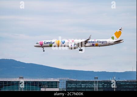 Condor Airlines Boeing 757-300 D-ABON mit Flügelchen auf dem Anflug auf den Flughafen Frankfurt, Deutschland Stockfoto