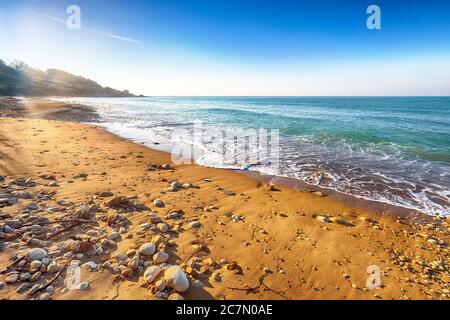 Fantastische Aussicht azurblaues Meer, das durch Sonnenlicht leuchtet. Dramatische Morgenszene. Lage Makauda, Sciacca. Sizilien, Süditalien, Europa Stockfoto