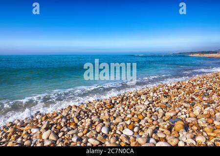 Fantastische Aussicht azurblaues Meer, das durch Sonnenlicht leuchtet. Dramatische Morgenszene. Lage Makauda, Sciacca. Sizilien, Süditalien, Europa Stockfoto