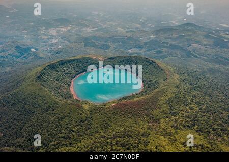 Luftaufnahme der faszinierenden schönen Landschaft voller Grün In der Nähe des Vulkanasees Stockfoto